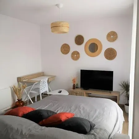 T2 Proche Marais Avec Vue Cathedrale Et Garage A Moto Apartment Bourges Exterior photo